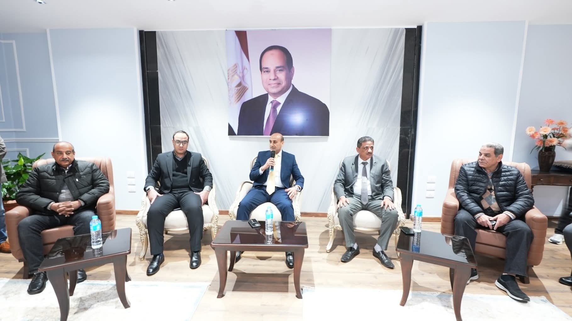 محافظ أسيوط يبحث مع عدد من أعضاء مجلسي النواب والشيوخ آليات تعزيز التنسيق بين الجهاز التنفيذي والهيئات البرلمانية