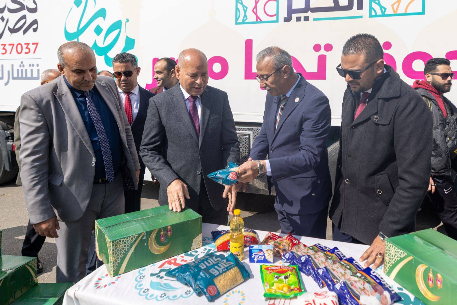 محافظ القاهرة يستقبل قوافل المبادرة الرئاسية 