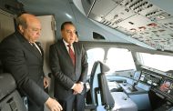 رئيس الوزراء يتفقد أول طائرة من طراز Airbus A350-900 بأسطول الناقل الوطني