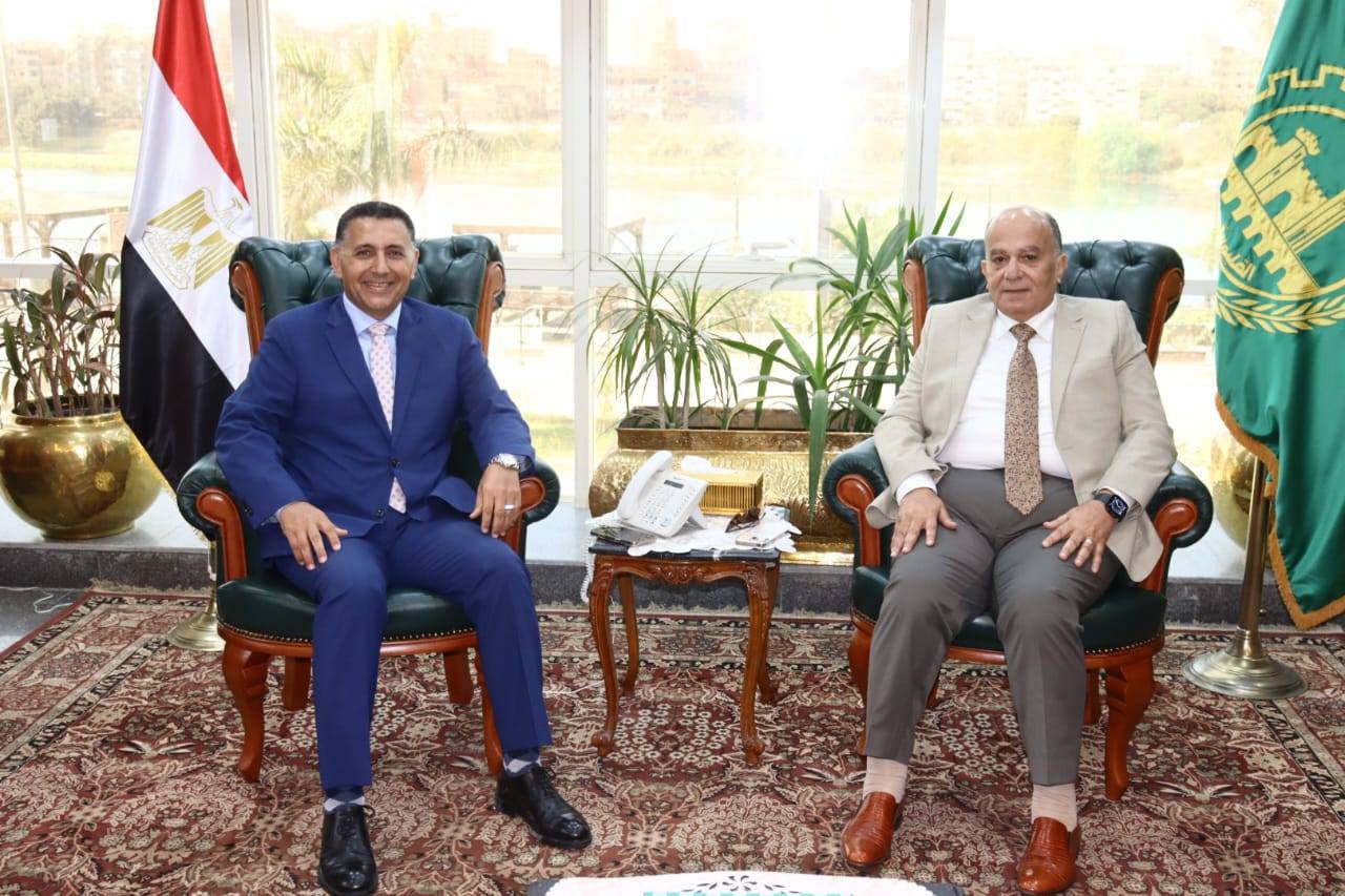 محافظ القليوبية يلتقي رئيس شركة 