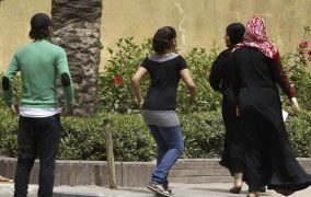 د. اسلام سالم يكتب.. لماذا تقبل بعض الاناث بالتحرش في المواصلات؟