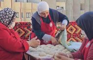 من القاهرة للعريش .. شيفات «المطبخ الإنساني» يبدعن في طهي الطعام لإفطار الصائمين على موائد «هلال الخير»