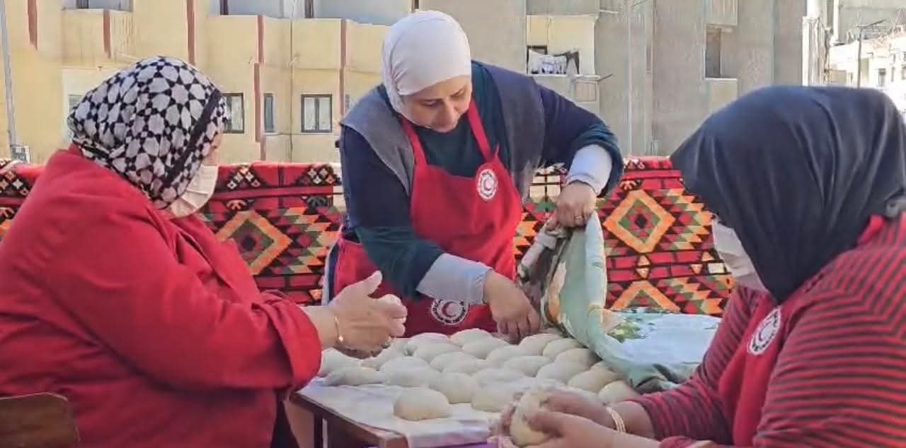 من القاهرة للعريش .. شيفات «المطبخ الإنساني» يبدعن في طهي الطعام لإفطار الصائمين على موائد «هلال الخير»
