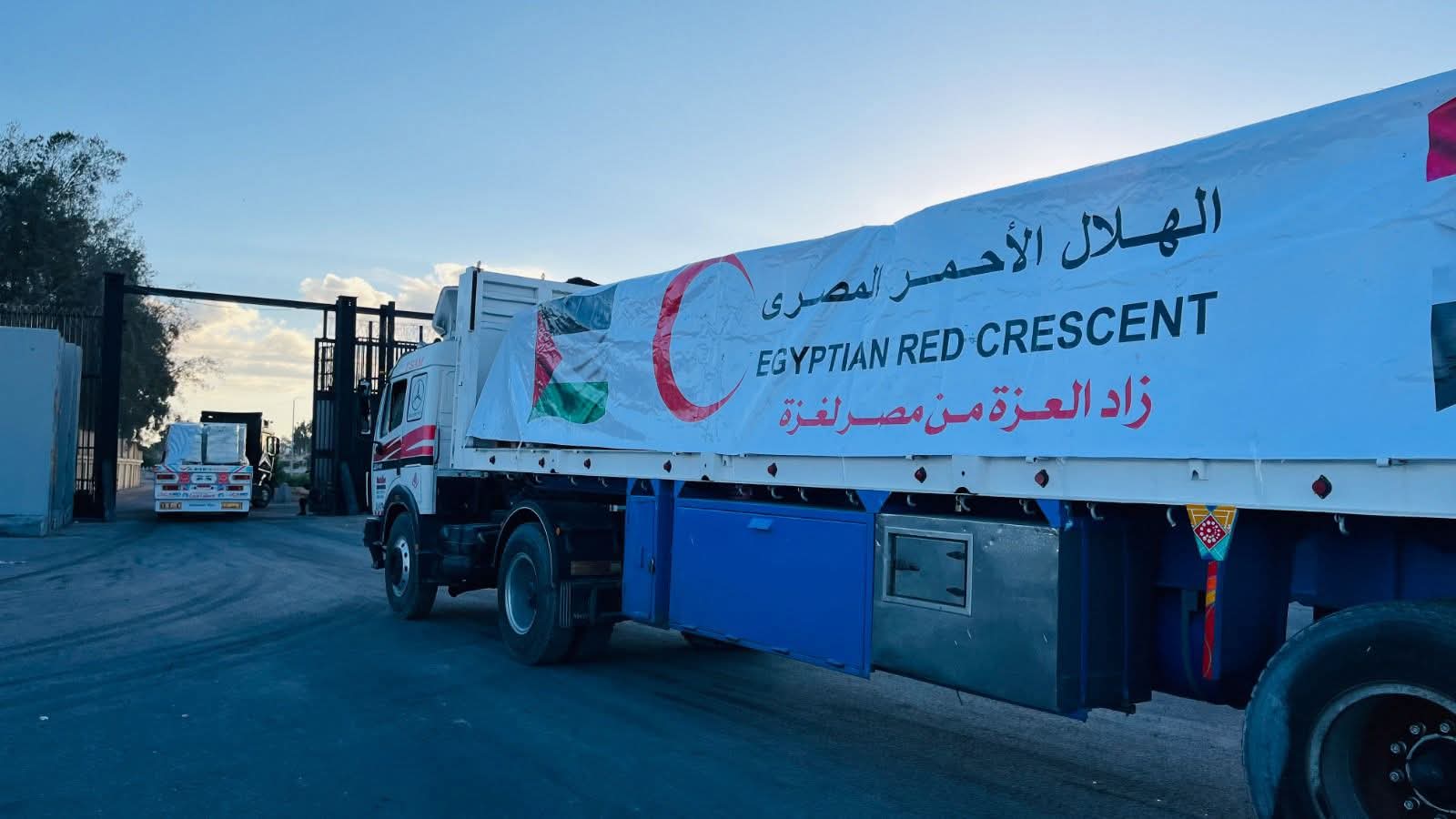الهلال الأحمر المصري يدفع قافلة «زاد العزة» 149 حاملة نحو 1,850 طنًا من المساعدات الإنسانية