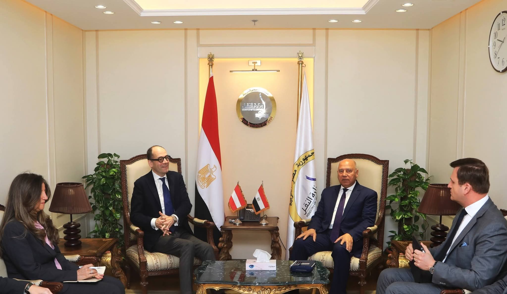 وزير النقل يبحث مع بلاسر النمساوية إنشاء مركز إقليمي لصيانة ماكينات تجديدات السكة وإنتاج قطع الغيار