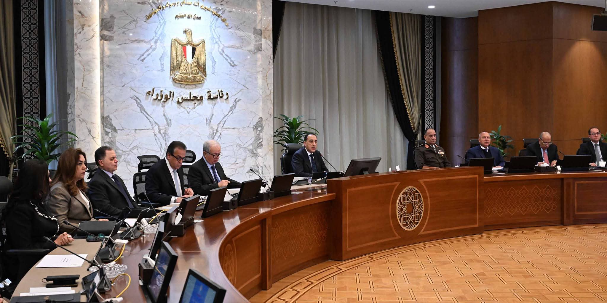 الحكومة : التصدي لأي محاولة لممارسات احتكارية للسلع ومواجهتها بكل حسم وشدة