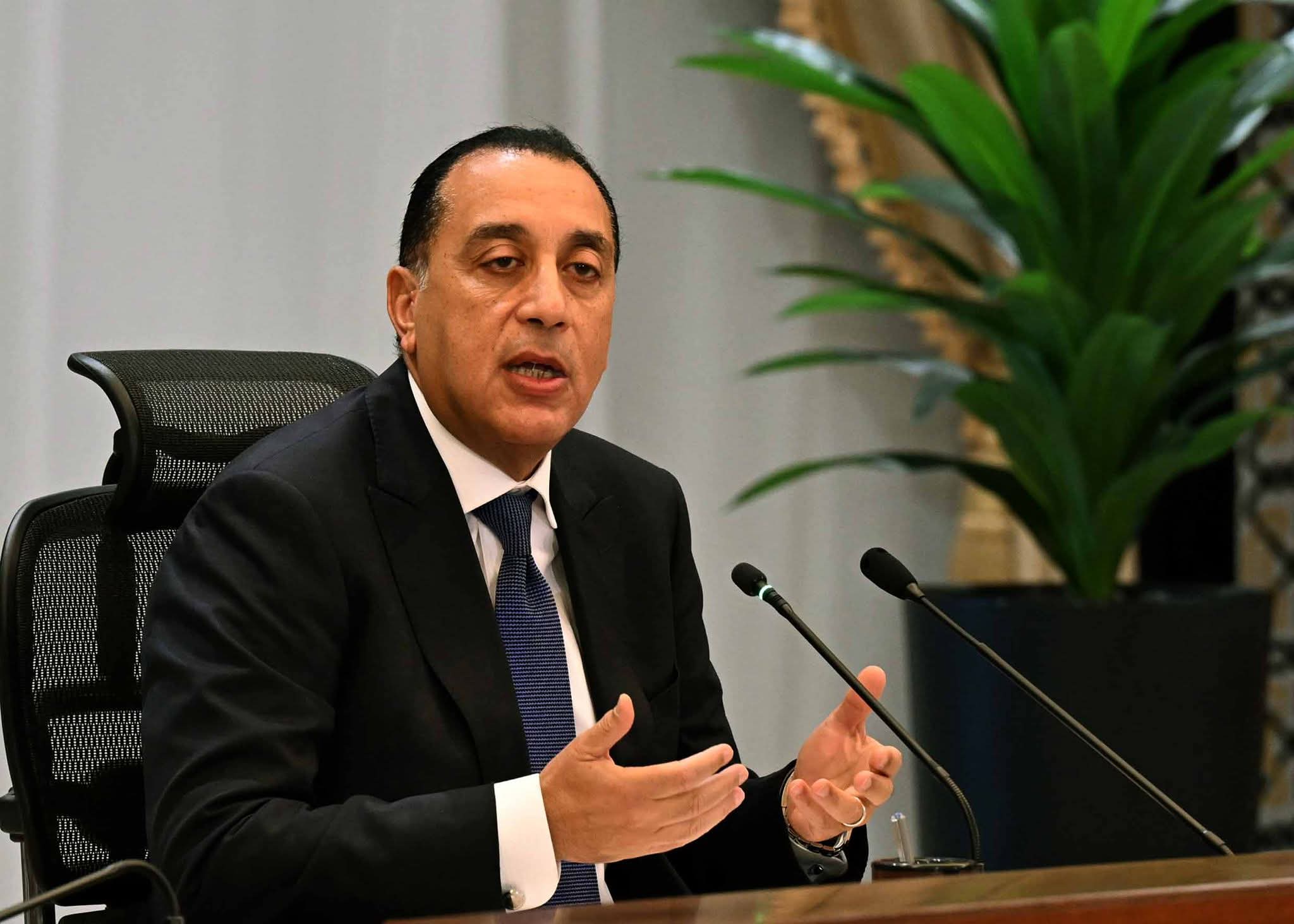 رئيس الوزراء يتابع تغويز السفن المحملة بالغاز المسال بالرصيف البحري لميناء سوميد البترولي