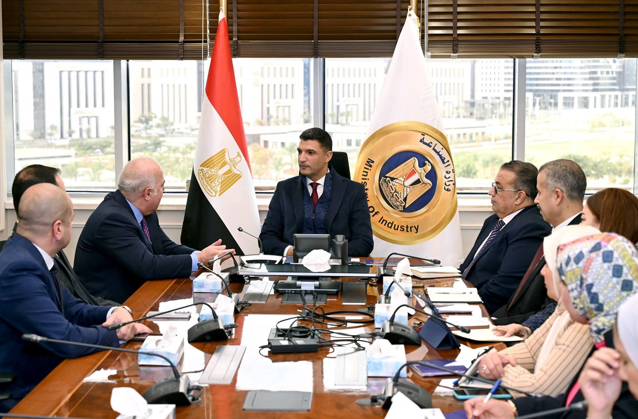 هاشم يبحث مع بولاريس خطط التوسع بالمناطق الصناعية وجذب استثمارات جديدة