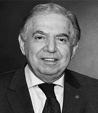 دار النهضة العربية تكرّم د. أحمد محمد رفعت تقديرًا لمسيرته العلمية الرائدة في القانون الدولي