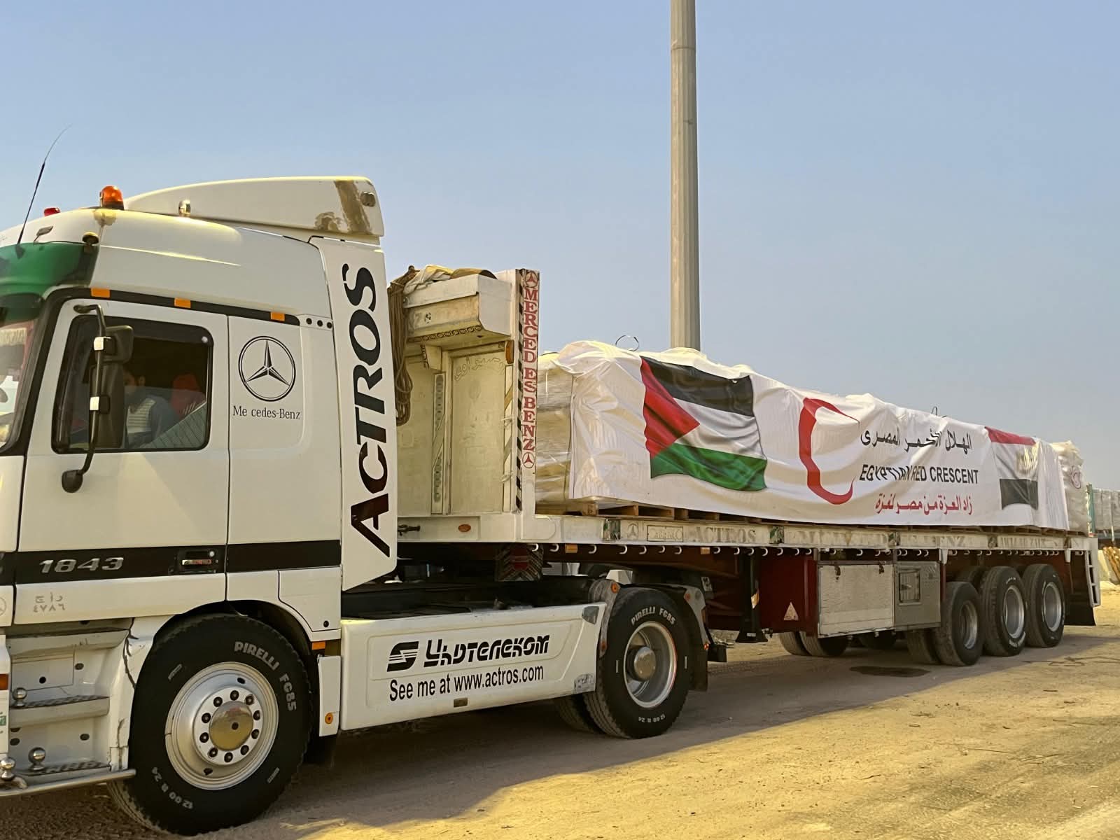 الهلال الأحمر المصري يدفع بأكثر 86 ألف سلة غذائية ومساعدات شتوية عبر «زاد العزة» 151