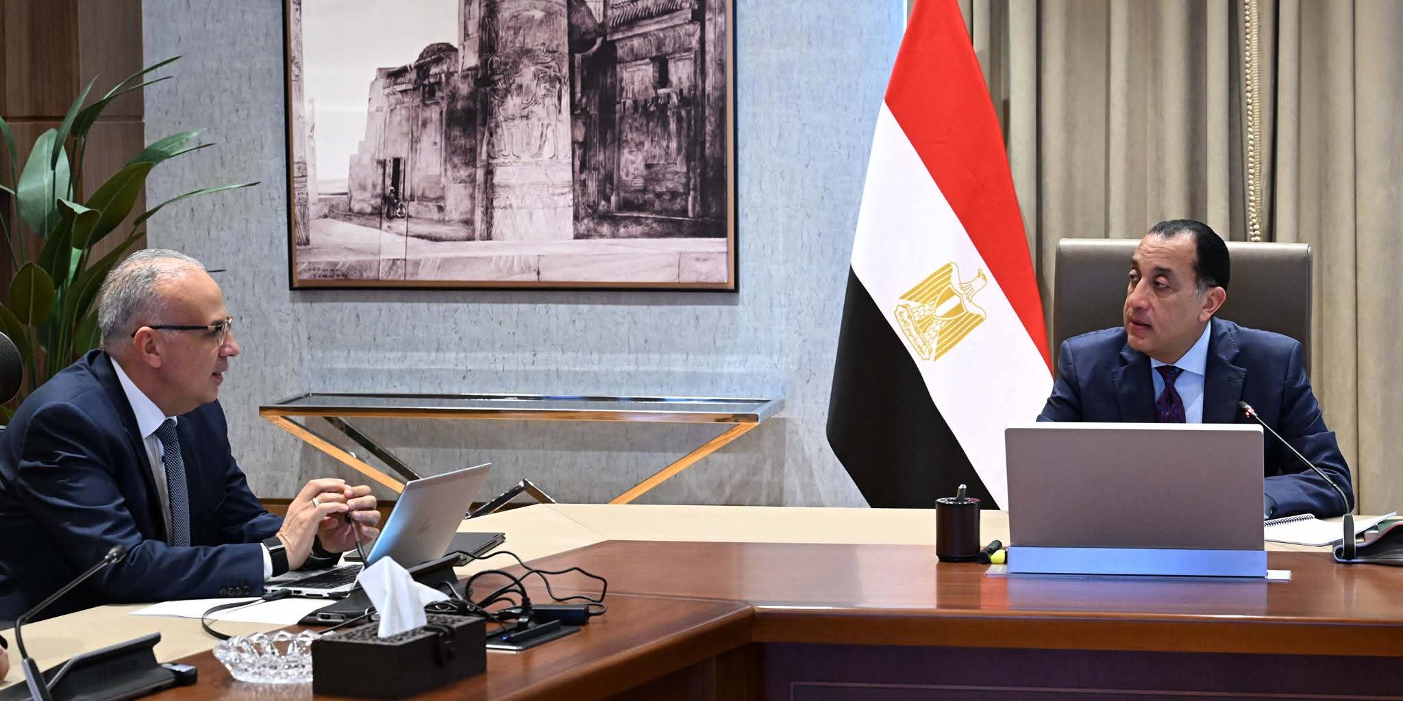 رئيس الوزراء يستعرض مع وزير الري مستجدات عددٍ من مشروعات