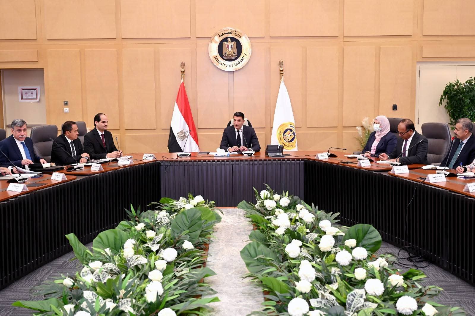 وزير الصناعة يجتمع بمصنعي السيراميك والبورسلين لبحث تحديات القطاع وسبل حلها