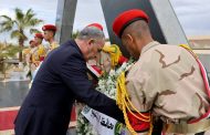 محافظ الإسماعيلية يضع إكليلًا من الزهور على النصب التذكاريِّ لشهداء الجيش الثاني الميداني