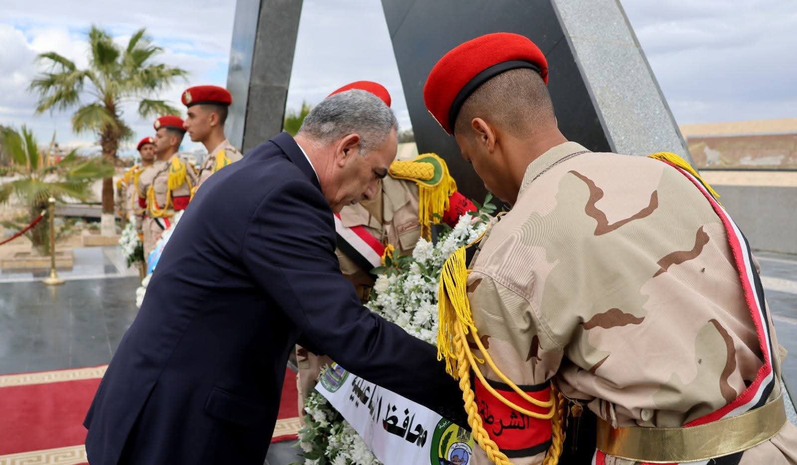 محافظ الإسماعيلية يضع إكليلًا من الزهور على النصب التذكاريِّ لشهداء الجيش الثاني الميداني