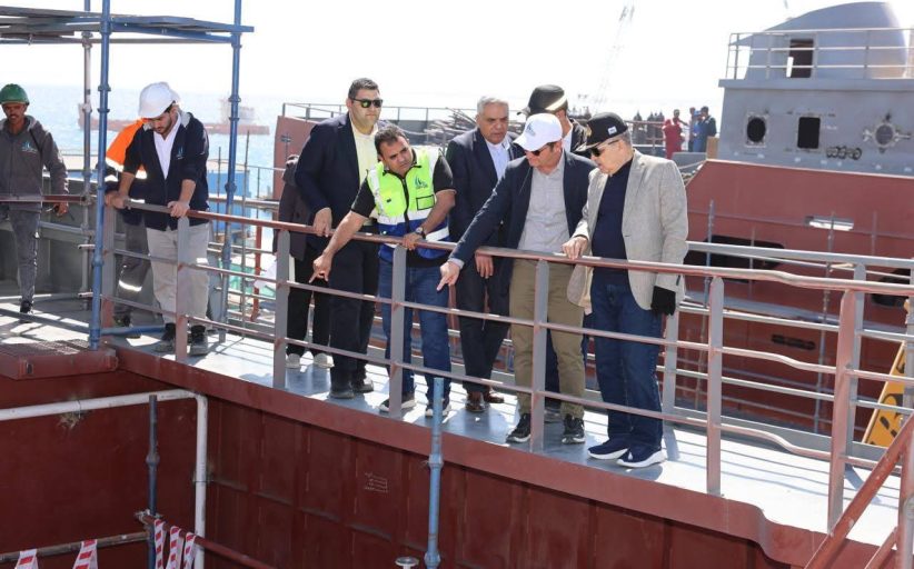 الفريق ربيع يتفقد شركة ترسانة جنوب البحر الأحمر للوقوف على مستجدات أعمال بناء القاطرات البحرية وسفن الصيد