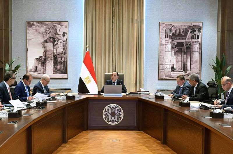 الحكومة تتجه لإطلاق حزمة حماية اجتماعية جديدة مع استمرار تراجع الجنيه