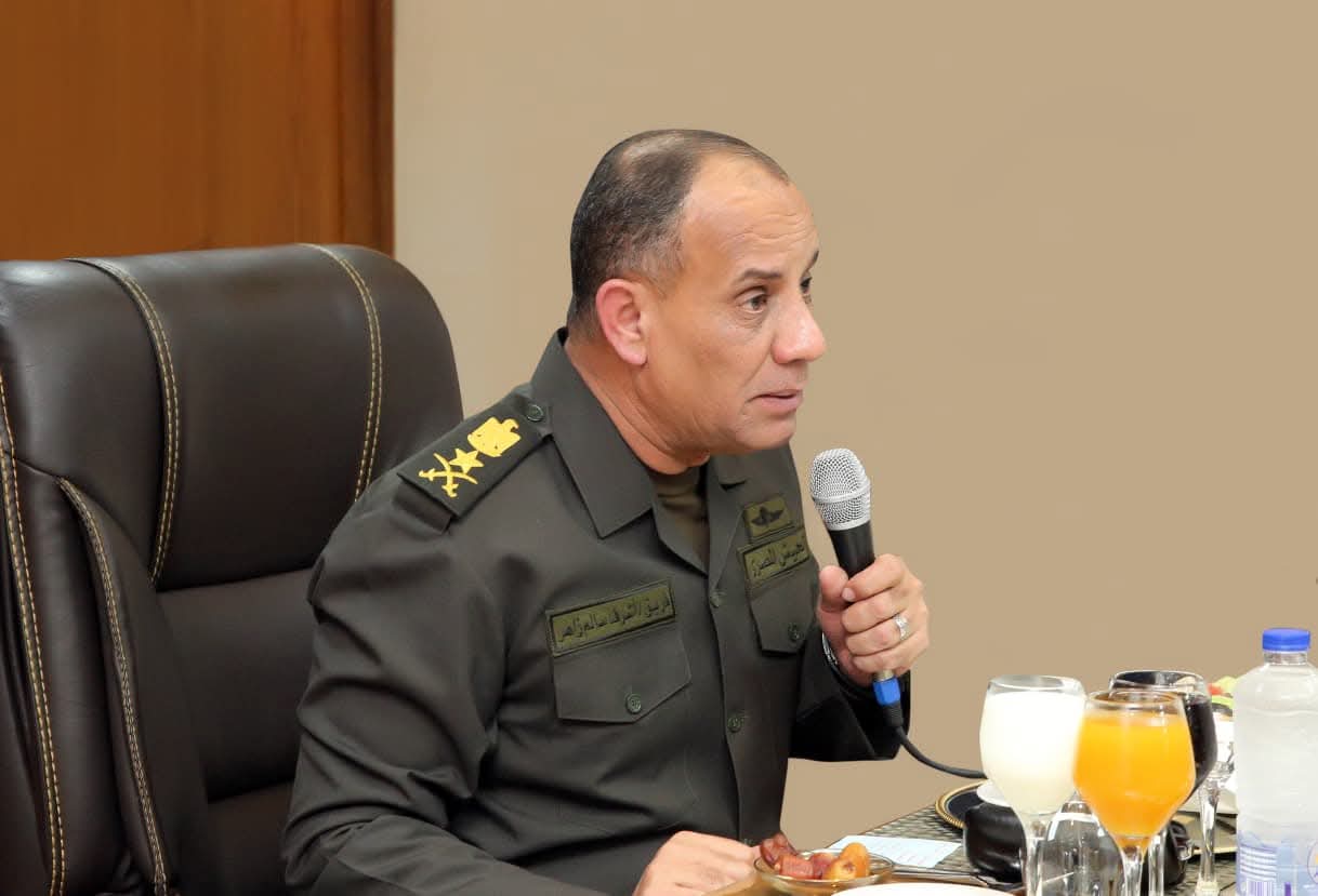 وزير الدفاع يلتقى عدداً من قادة الوحدات والوحدات الفرعية بالجيشين الثانى والثالث الميدانيين