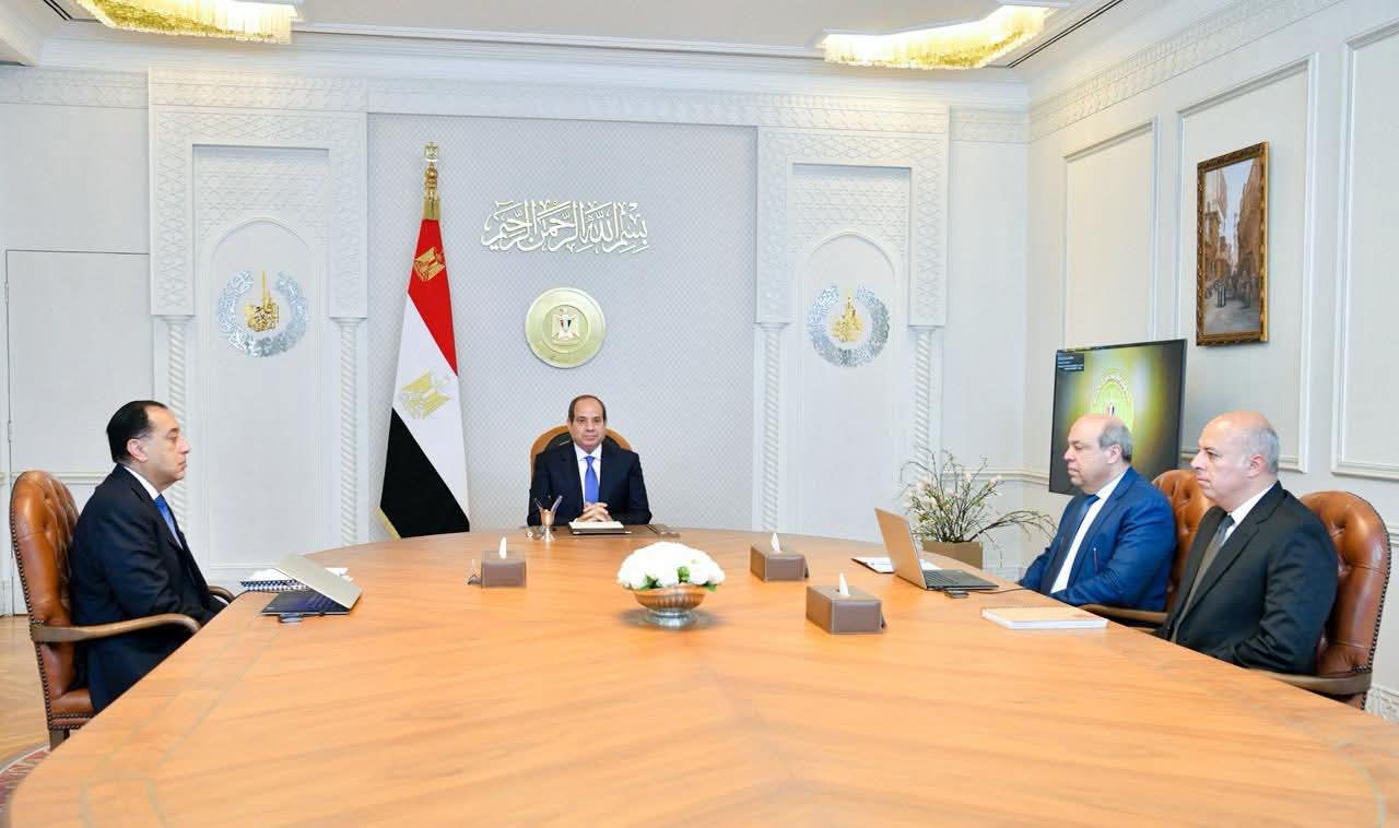 الرئيس السيسى يستعرض تطوير الشركة الوطنية “مصر للطيران”