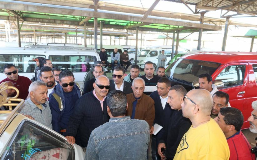 محافظ السويس يتفقد المحطة الإقليمية لسيارات الأجرة ويشدد على الإلتزام بتطبيق التعريفة الجديدة