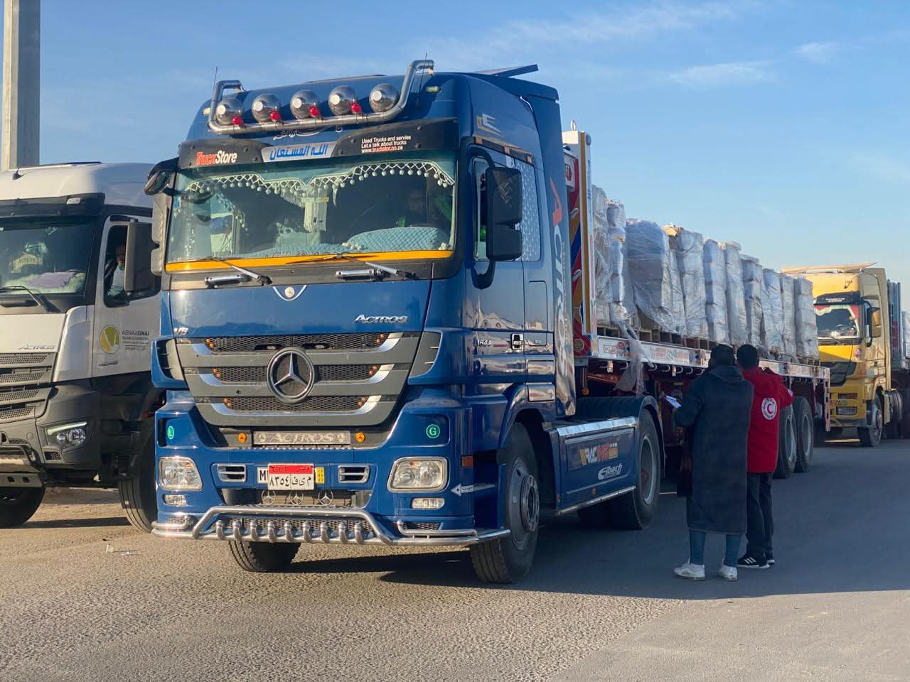 الهلال الأحمر المصري يدفع بأكثر من 76 ألف سلة غذائية عبر قافلة «زاد العزة» 154 إلى غزة