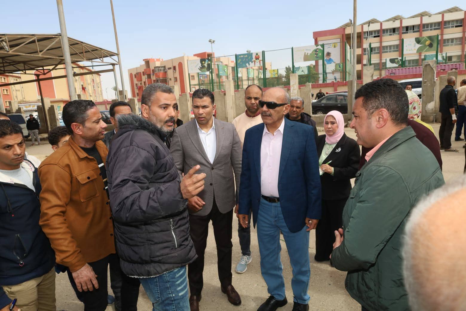 محافظ السويس يتفقد موقف سيارات الأجرة لحي الجناين لمتابعة الالتزام بالتعريفة