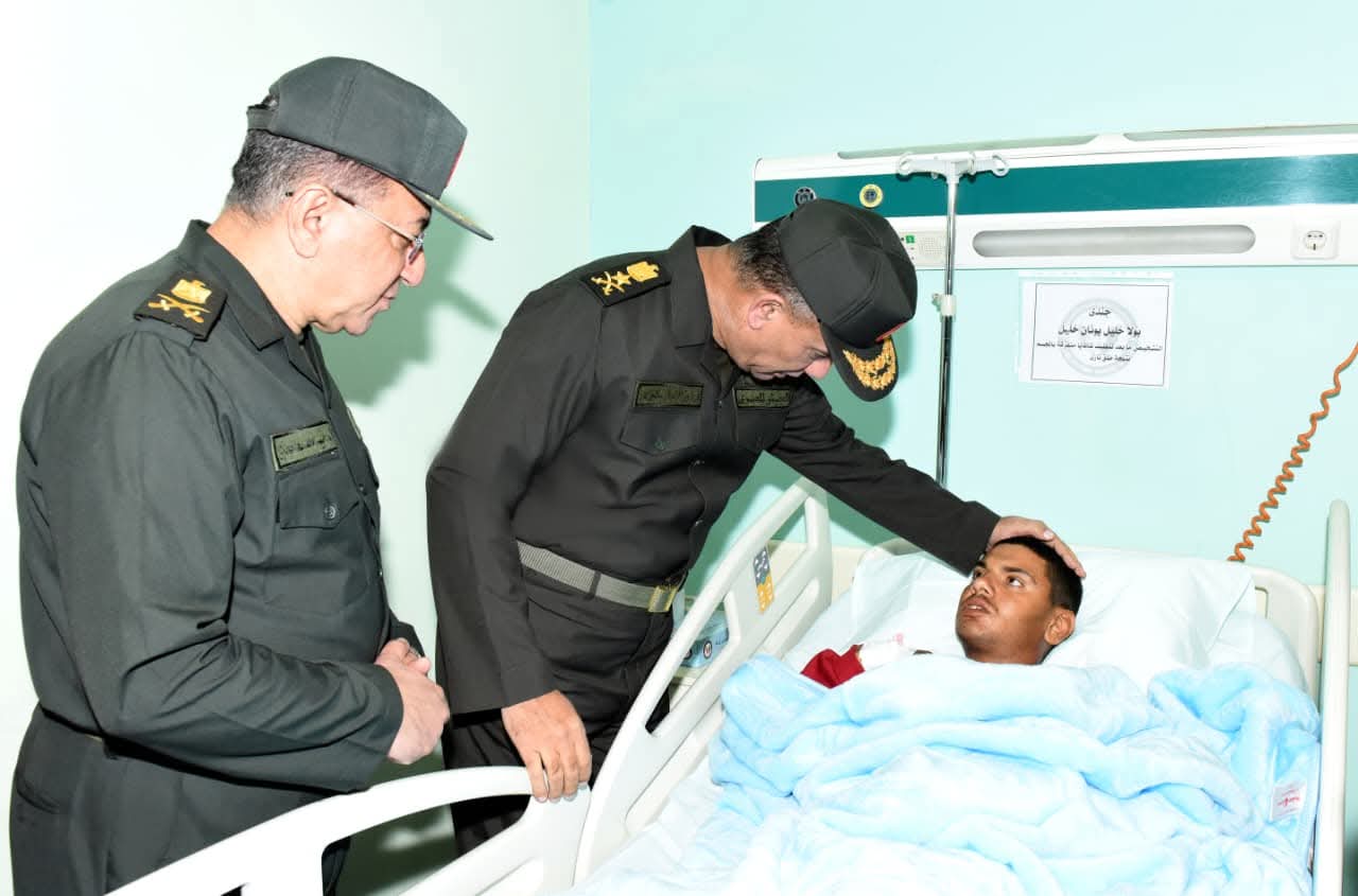 وزير الدفاع يزور عددا من المصابين بمجمع الجلاء الطبى للقوات المسلحة