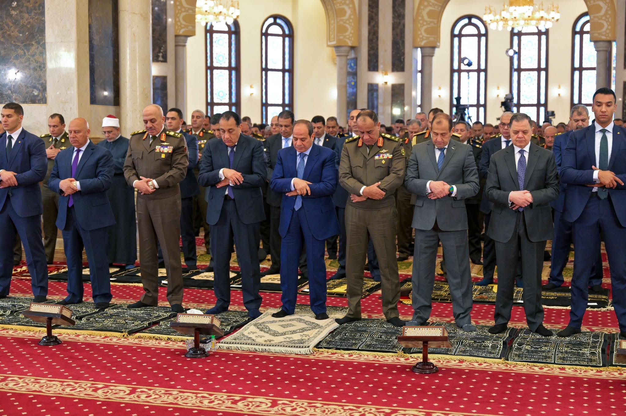 مصر تكرّم أبطالها.. الرئيس السيسي يؤدي صلاة الجمعة احتفاءً بيوم الشهيد