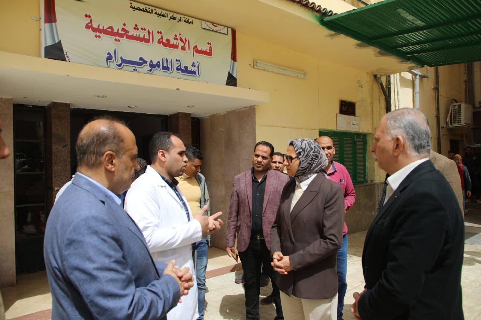 محافظ الوادي الجديد تُهنئ المرضى والأطقم الطبية بمستشفى الخارجة التخصصي بعيد الفطر المبارك