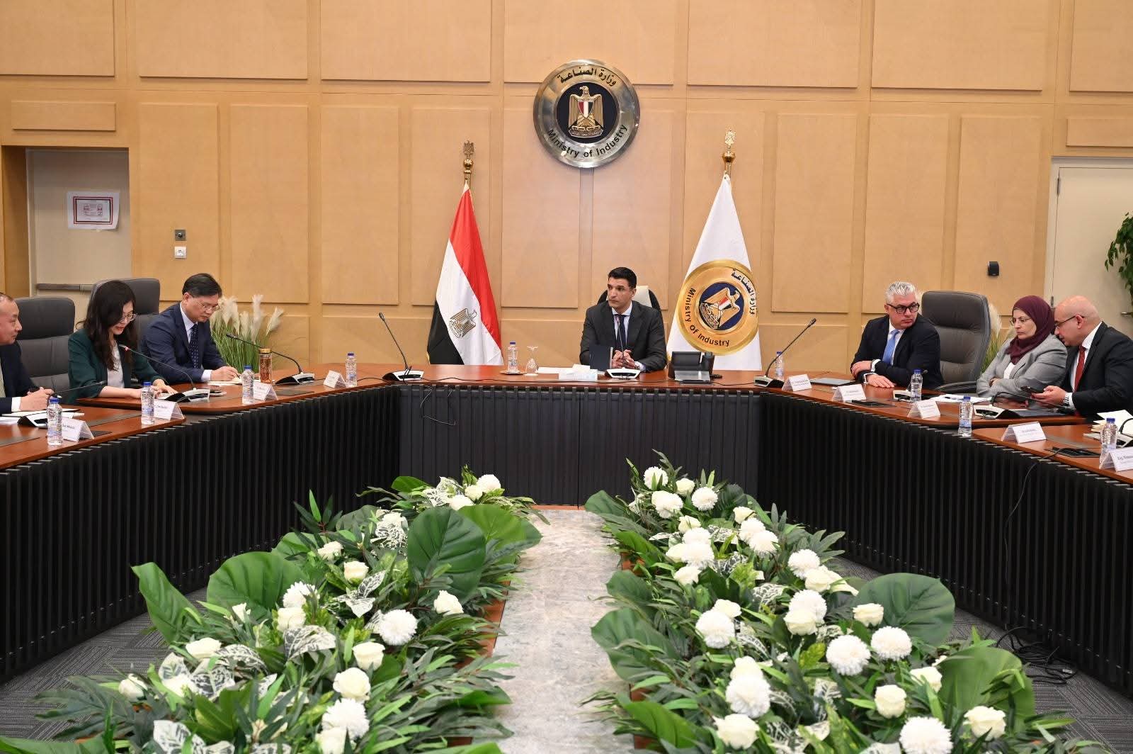هاشم يبحث مع مجموعة 
