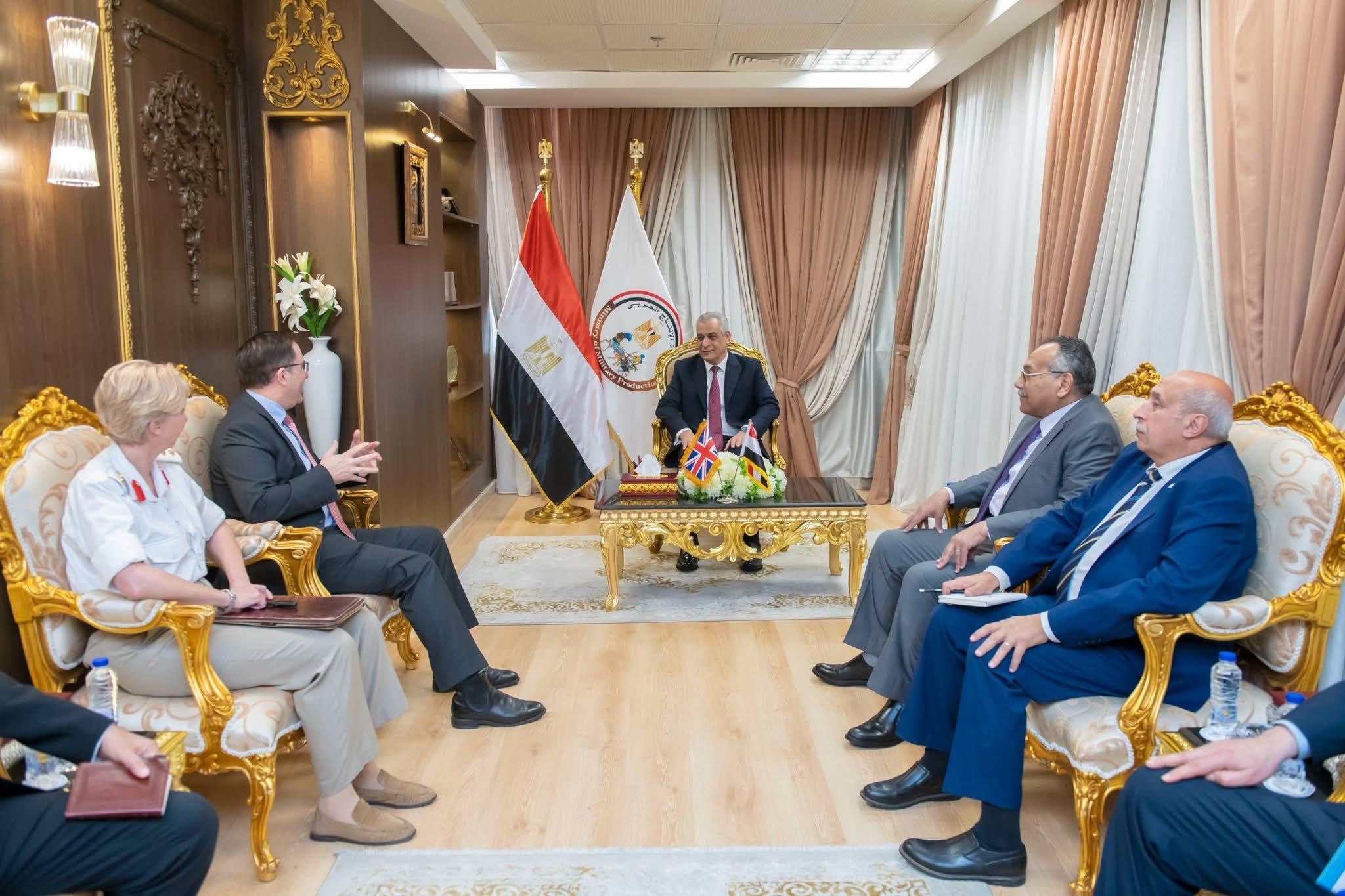 جنبلاط يبحث أوجه التعاون المشترك مع بريطانيا