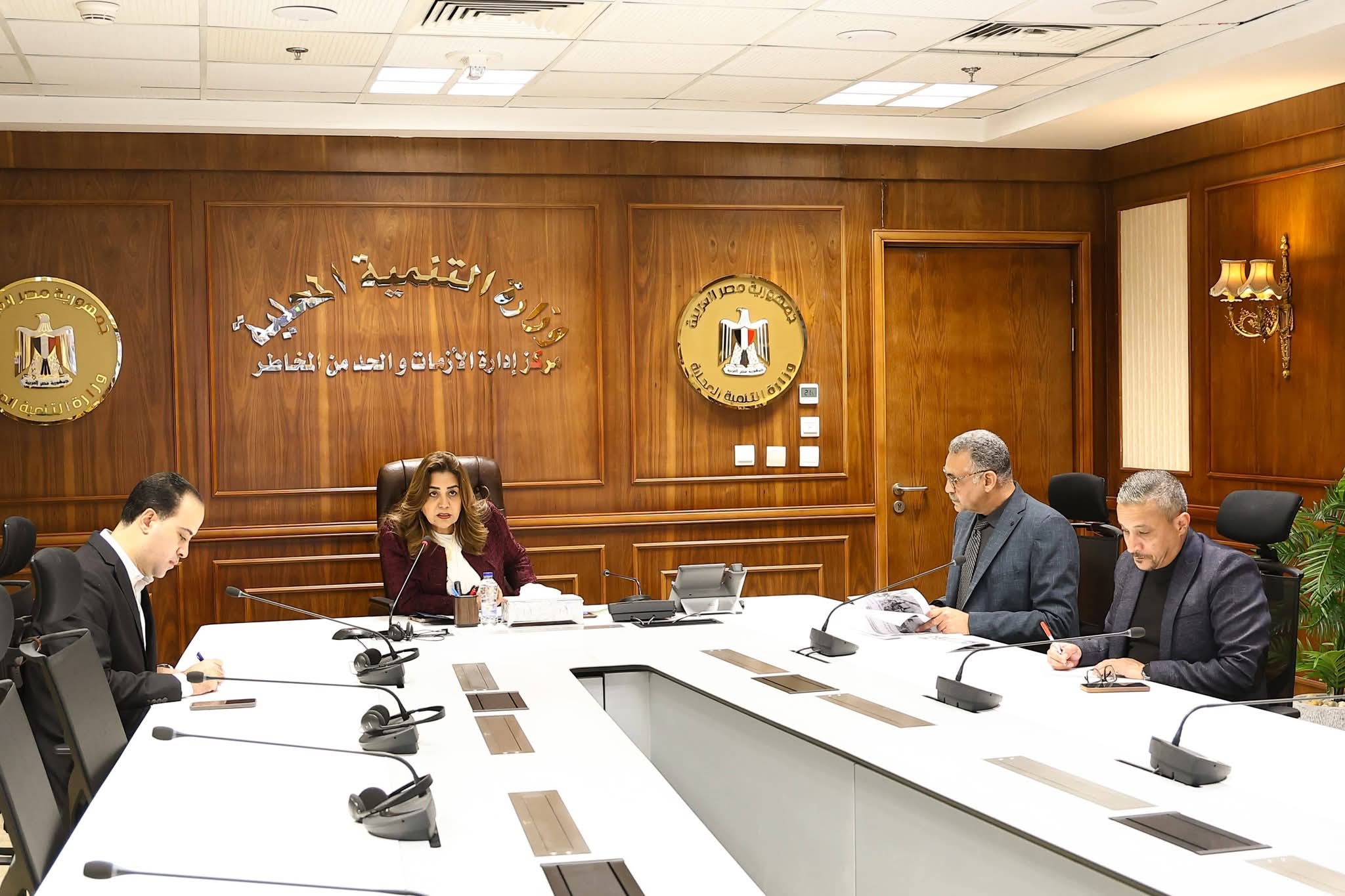 عوض تتابع من مركز سيطرة الشبكة الوطنية للطوارئ جهود المحافظات في التعامل مع مياه الأمطار