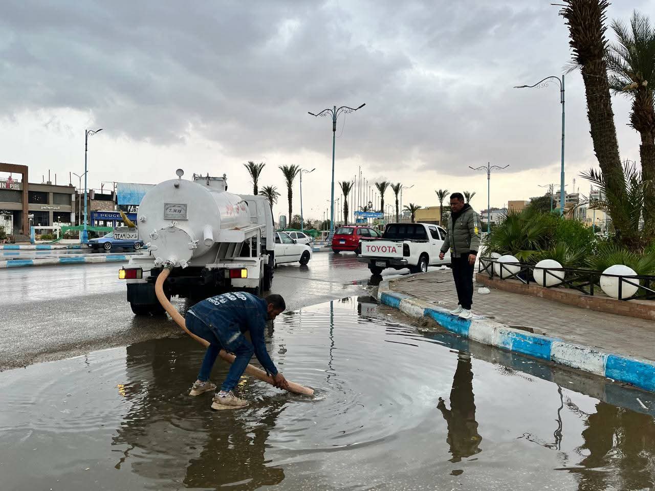 جهود محافظة السويس في أعمال كسح المياه من الشوارع علي مستوي الأحياء