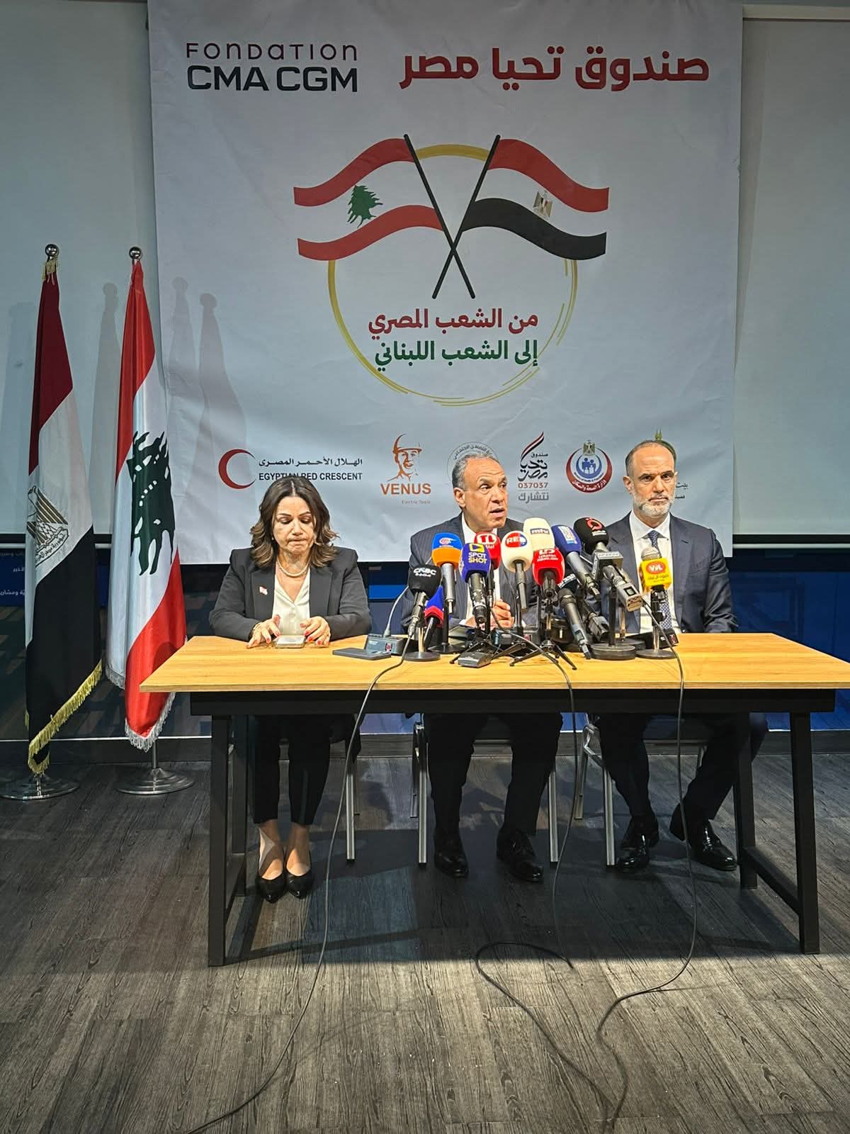 وزير الخارجية يسلم ١٠٠٠ طن من المساعدات الإغاثية خلال زيارته لبيروت
