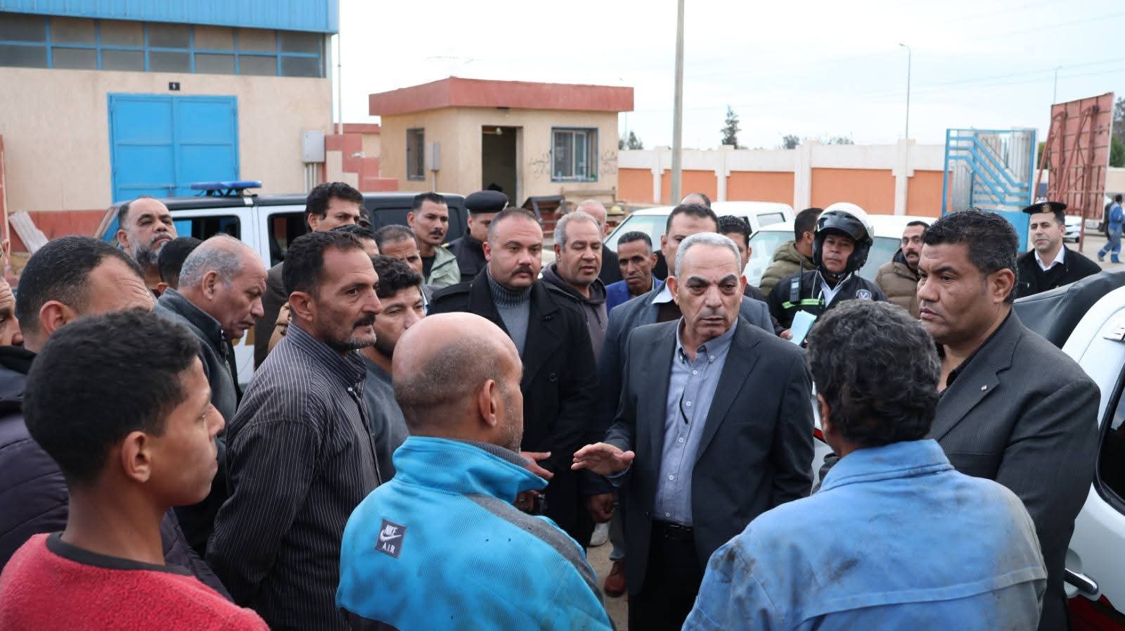 محافظ الإسماعيلية يتفقد ميدانيًّا مدينة المستقبل ومجمع الورش الحرفية