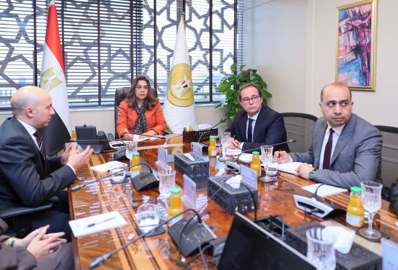 عوض: نحرص على دعم توجه القطاع الخاص نحو خفض الانبعاثات الكربونية وتطبيق المسئولية الممتدة للمنتج