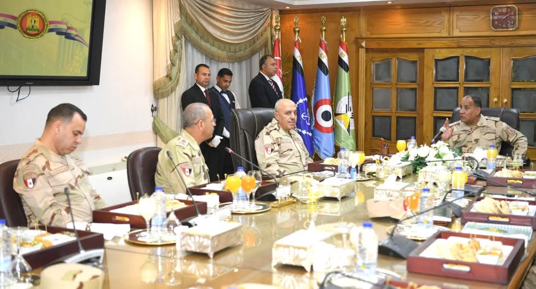 وزير الدفاع يلتقى عدداً من مقاتلى الجيشين الثانى والثالث الميدانيين