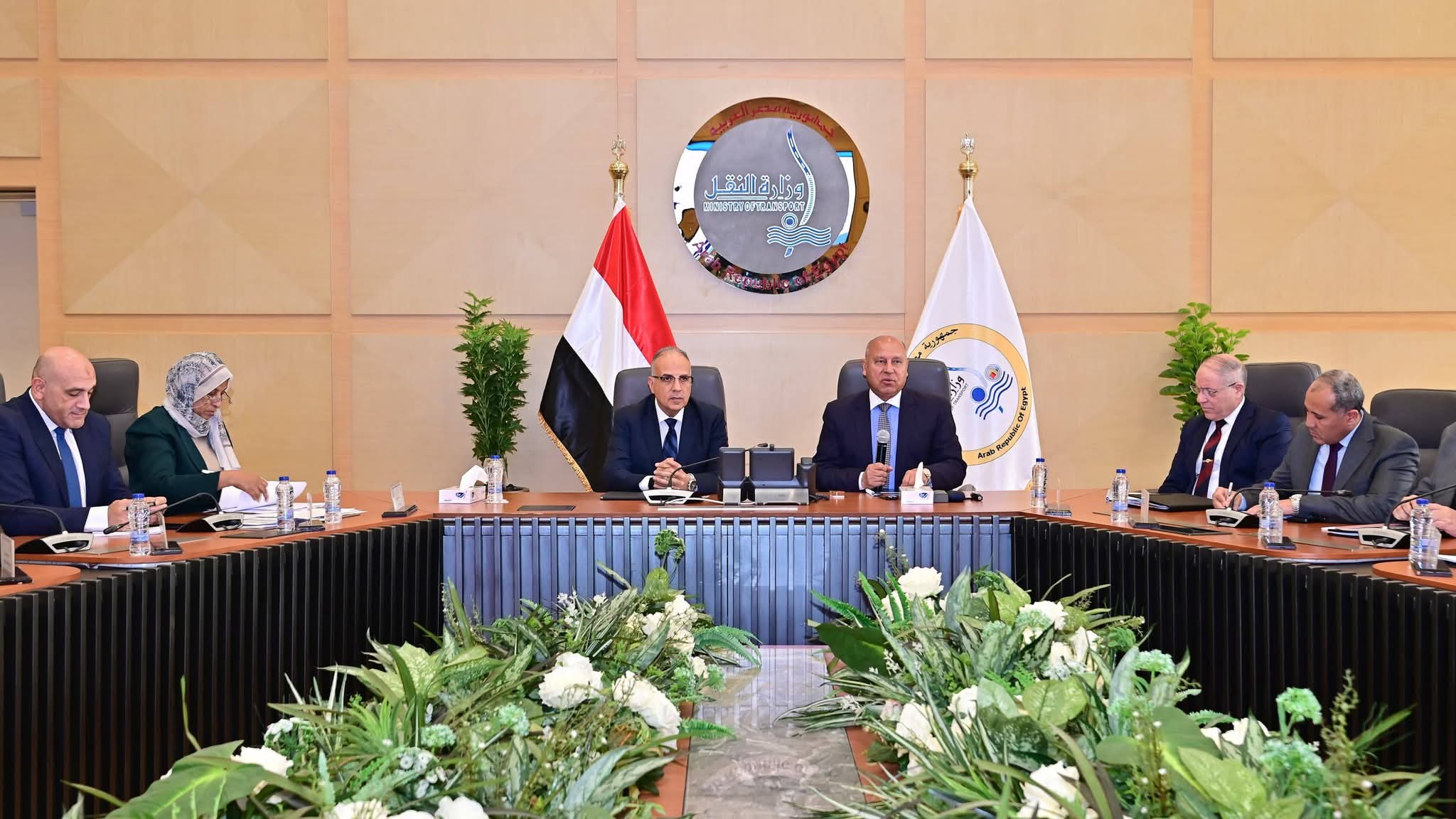 وزيرا النقل والري يناقشان سبل الإسراع بنهو كافة الإجراءات والآليات الخاصة بعدد من المسطحات والأراضي