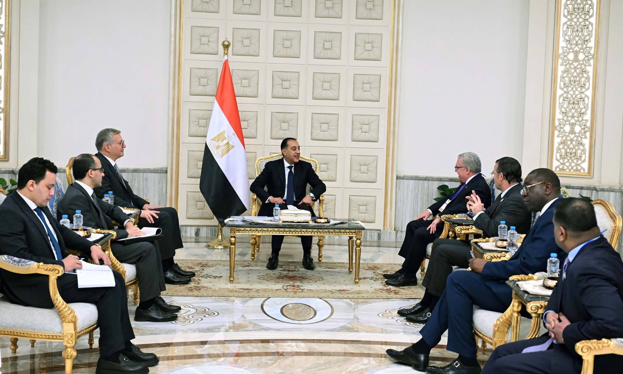 رئيس الوزراء يلتقي رئيس شركة 