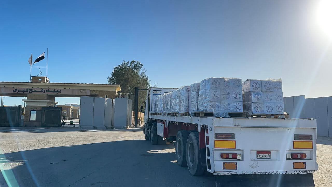 «زاد العزة» تتواصل.. الهلال الأحمر المصري يدفع بـ 2,820 طنًا من المساعدات الإنسانية لدعم الأشقاء الفلسطينيين