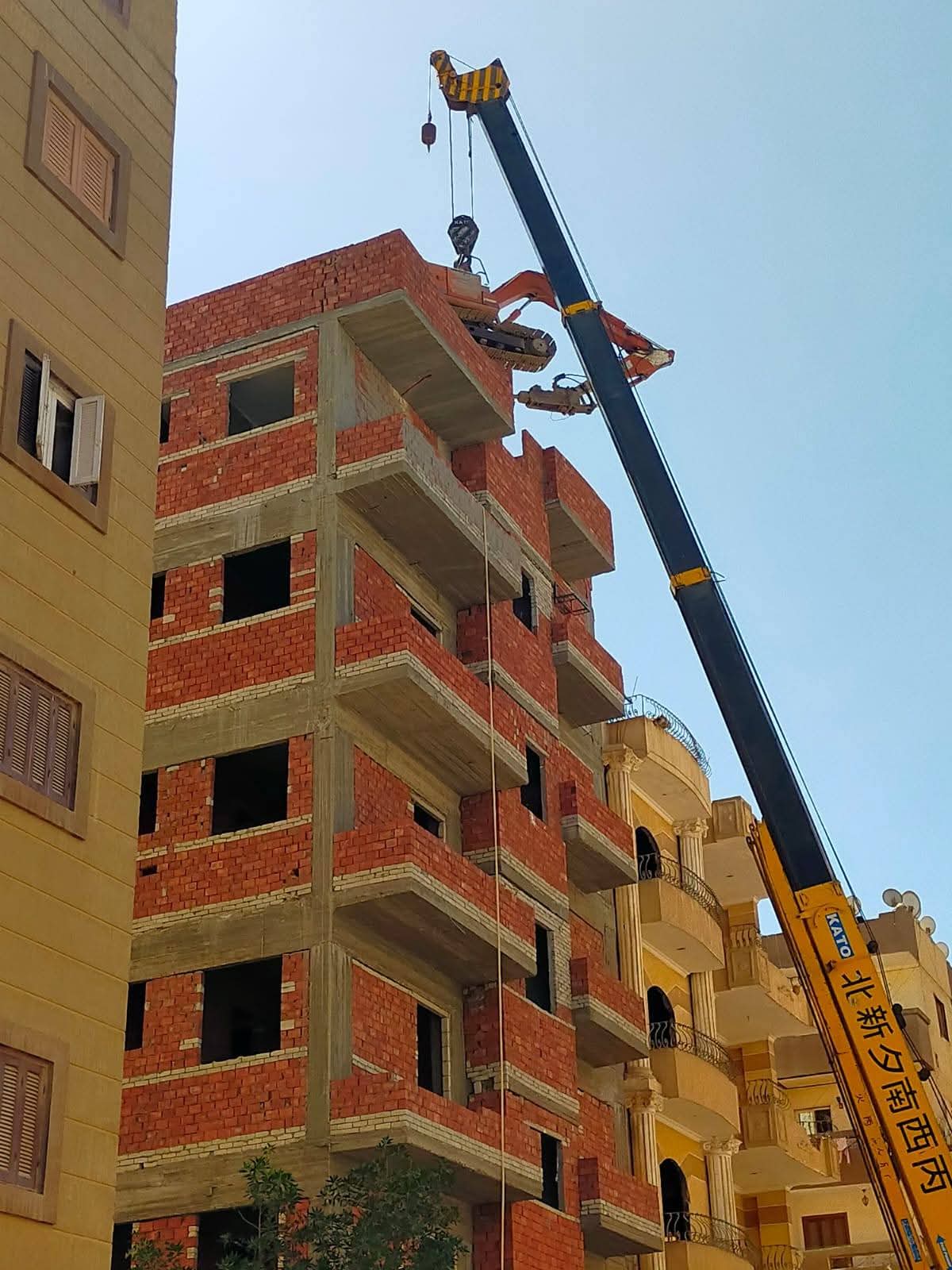 تنفيذًا لتوجيهات وزيرة التنمية المحلية بتشكيل فرق عمل لإزالة مخالفات البناء بالأحياء
