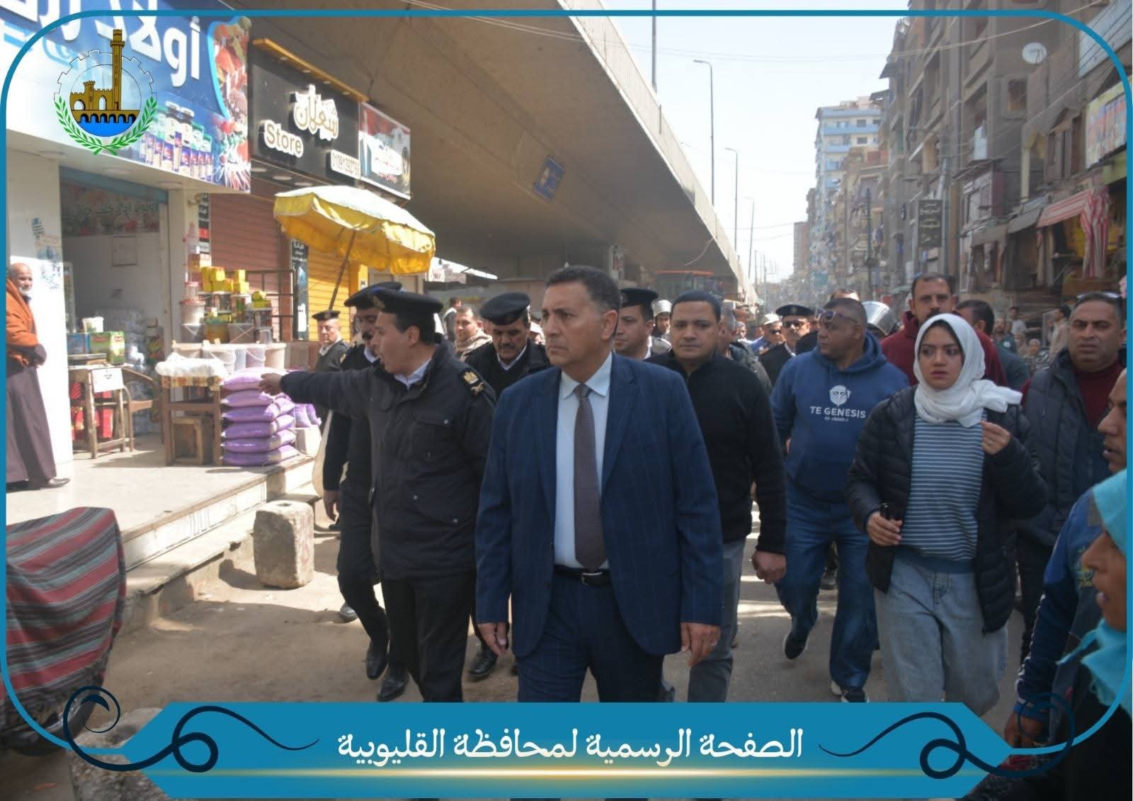 محافظ القليوبية يقود حملة لنقل الباعة الجائلين من كوبري الرياح التوفيقي ببنها وإعادة الانضباط للشارع