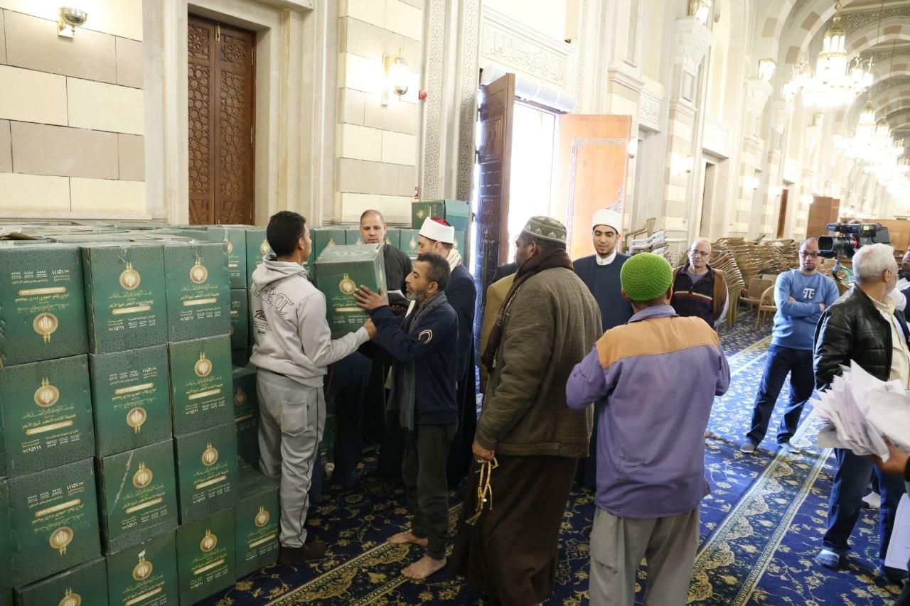 بالتعاون بين الأوقاف وبيت الزكاة والصدقات المصري: توزيع 1000 كرتونة مواد غذائية
