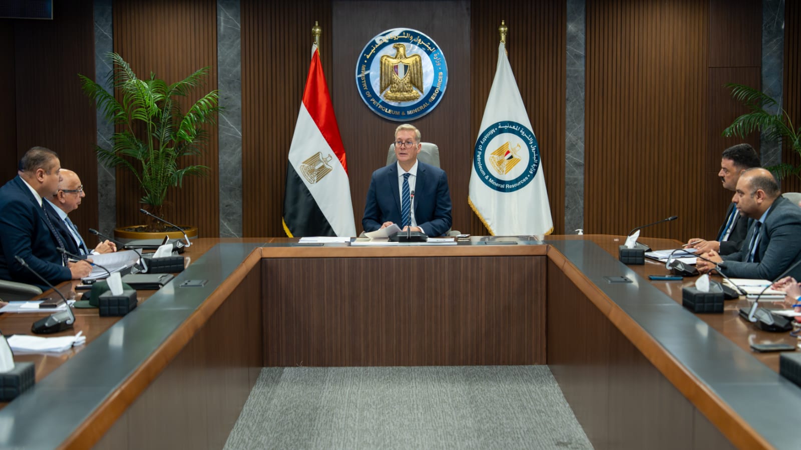 بدوى يبحث تنفيذ المسح الجوي الشامل للمعادن في مصر