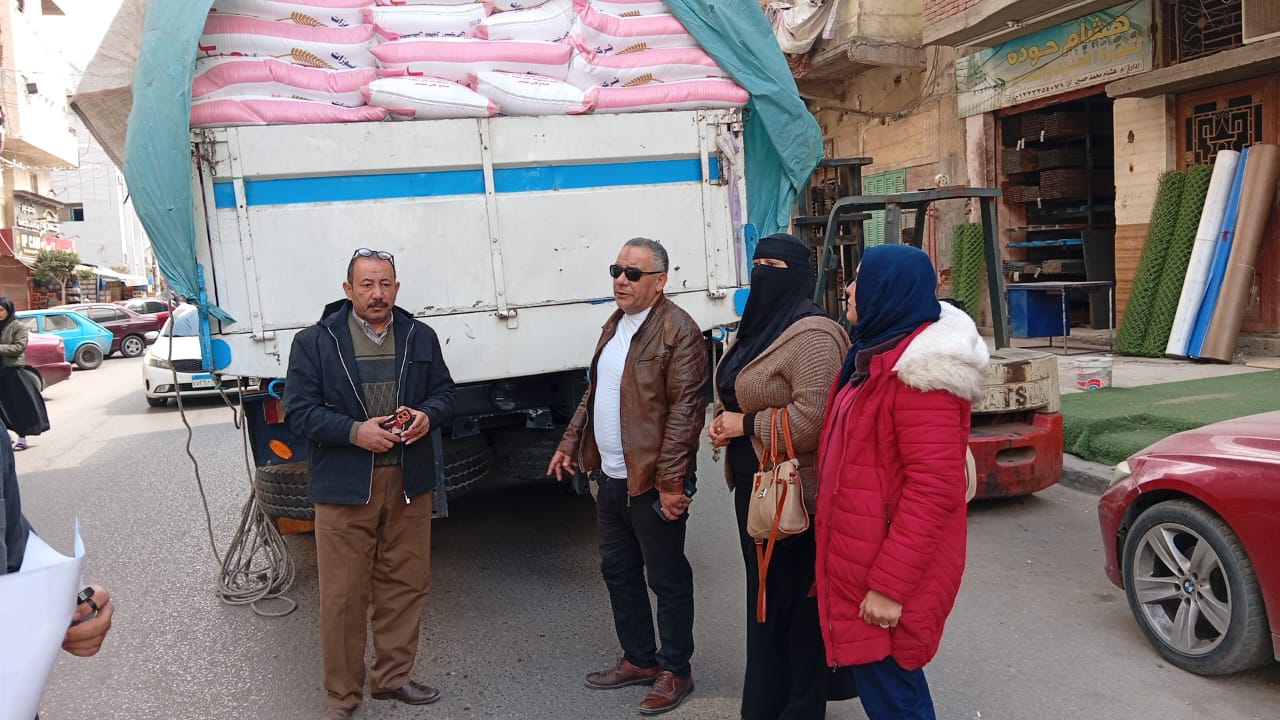 تموين الإسماعيلية يضبط ٢٧ طن دقيق مجهول المصدر قبل بيعهم بالسوق السوداء