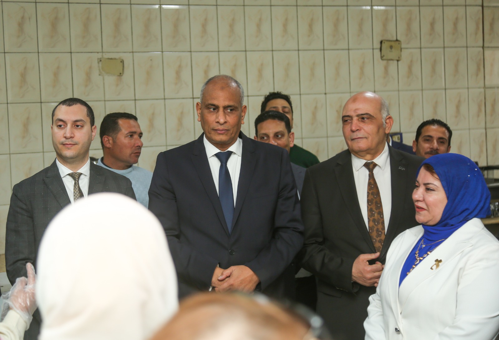 محافظ كفرالشيخ يتفقد «مطبخ المصرية بإيدين بناتها» وجبات إفطار للأسر الأولى بالرعاية فى رمضان