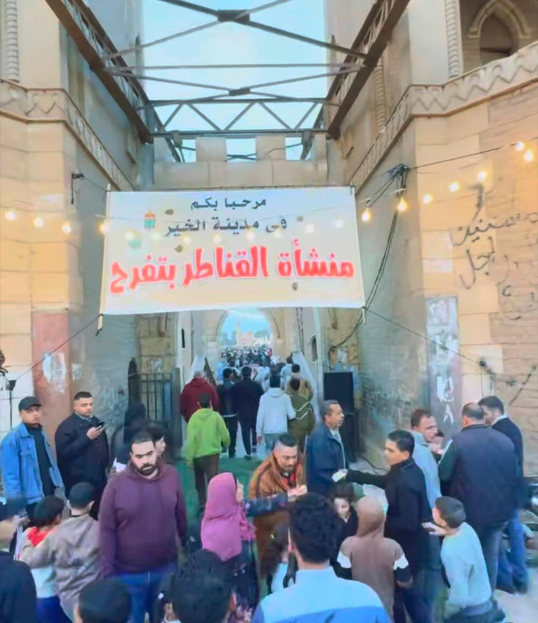 أهالي منشأة القناطر يجتمعون على مائدة إفطار واحدة