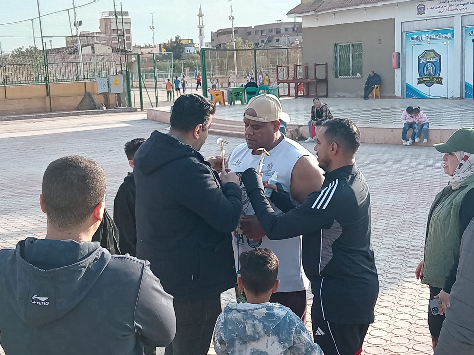 اقوى رجل فى العالم يسحب سيارة باستخدام جفون عينيه ..صور