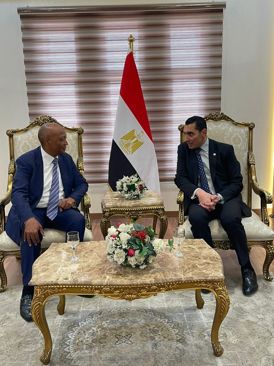 وزير الشباب والرياضة يستقبل رئيس الاتحاد الأفريقي لكرة القدم