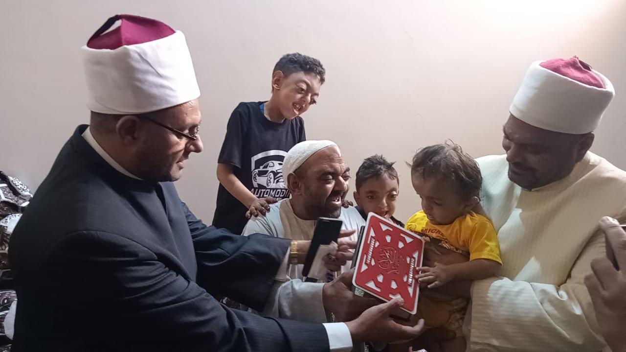 الازهري يوجه بتكريم أحد المواطنين بأسوان.. ويؤكد: كرامة الإنسان أولوية