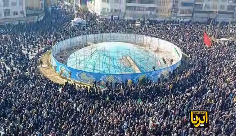 احتشاد مئات آلاف الإيرانيين وسط طهران مطالبين بالثأر لخامنئي
